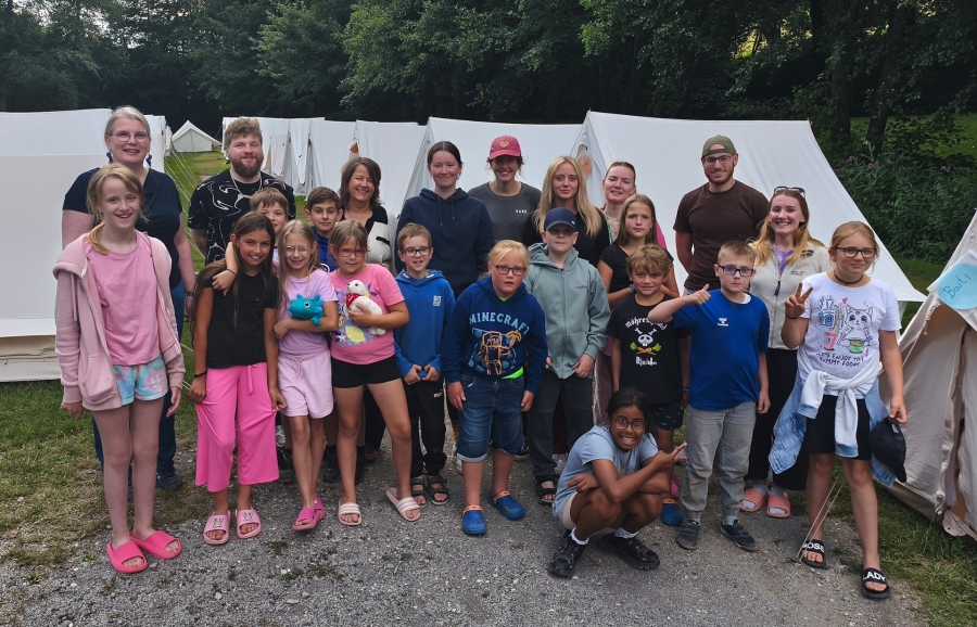 25 Kinder und Jugendliche und sieben Betreuungspersonen genossen fünf Tage Superhelden-Leben im Zeltlager in Büren-Siddinghausen. Besucht wurden sie von Anne Birkelbach, stellv. Landrätin des Kreises Paderborn (hinten links), und Ingrid Müller, stellv. Leiterin des Kreisjugendamtes Paderborn (hinten, dritte v.l.). © Kreis Paderborn, Nico Von der Becke